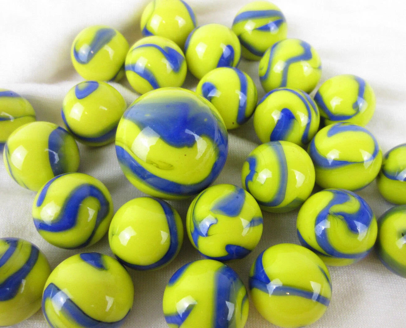 25 Marbles BLUE TANG Blue Stripes Yellow Glass game pack Shooter