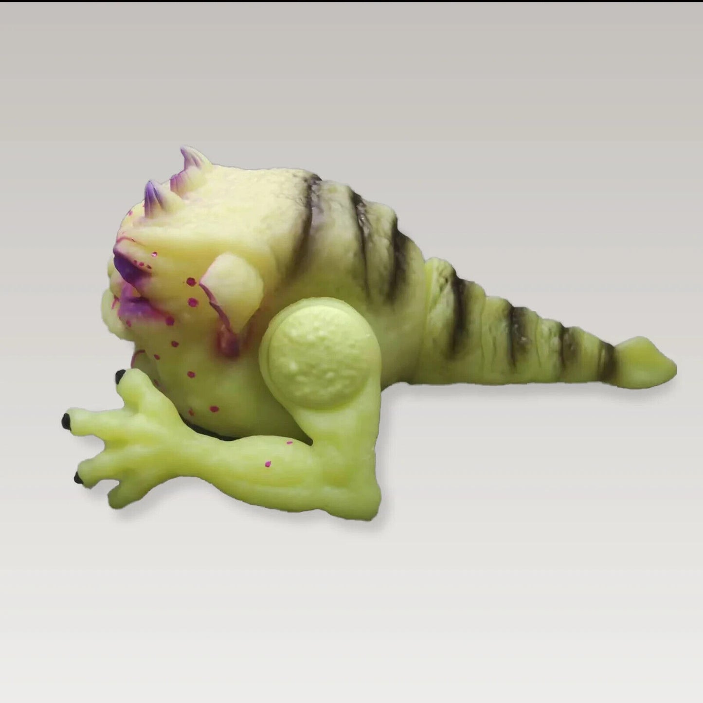 LIMITED EDITION Boglins ZOMBIE ZLOBB 8" Toy GLOWS Monster Puppet Box BONUS PIN