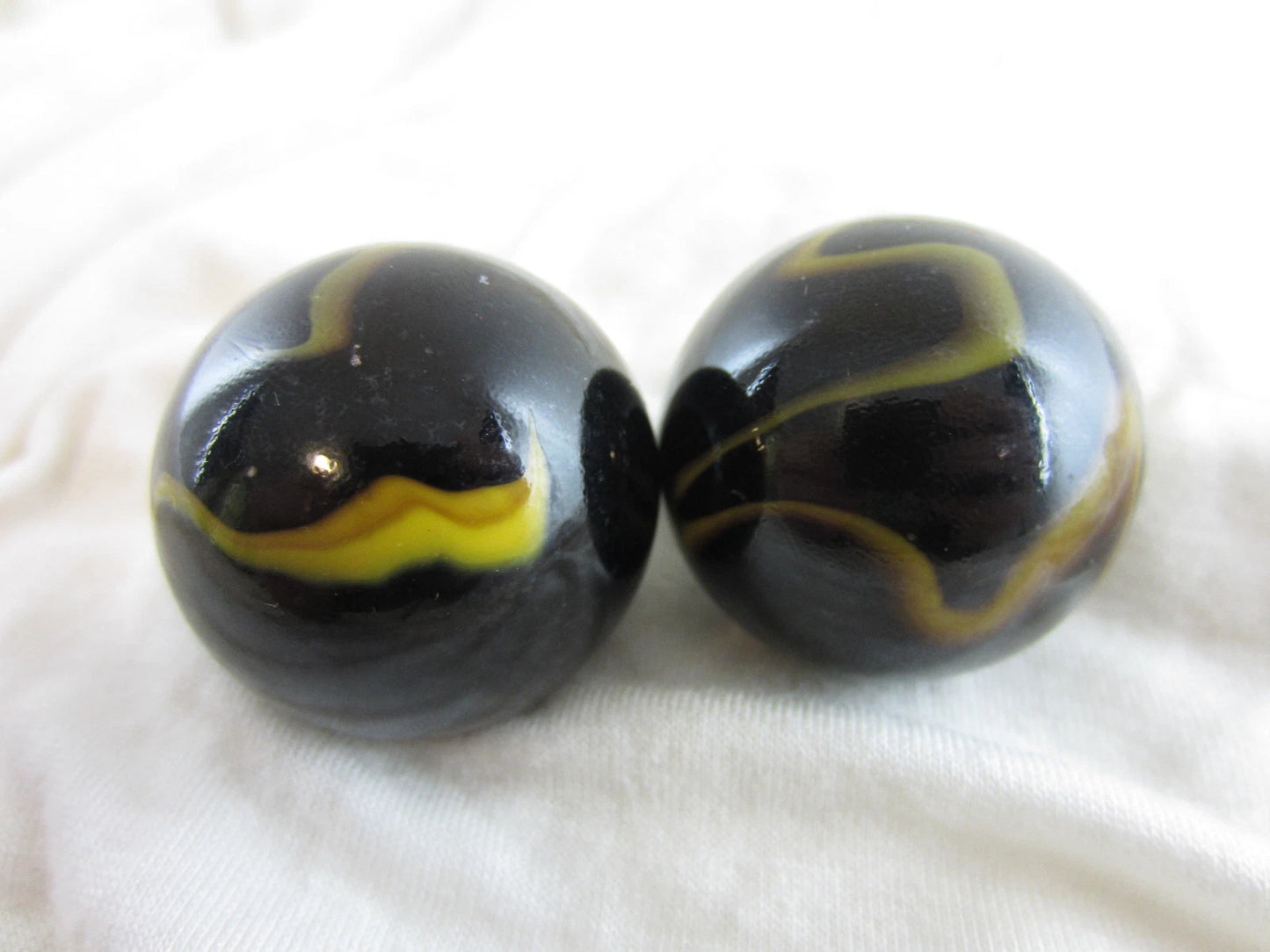 2 BOULDER 35mm POISON DART FROG Glass Marbles