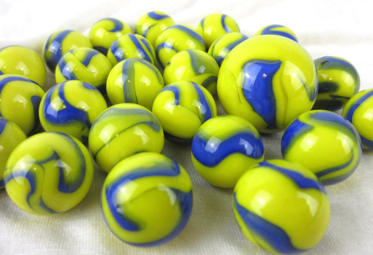 25 Marbles BLUE TANG Blue Stripes Yellow Glass game pack Shooter