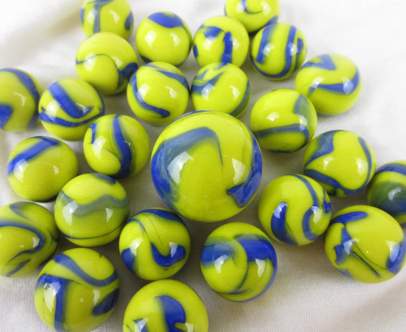 25 Marbles BLUE TANG Blue Stripes Yellow Glass game pack Shooter