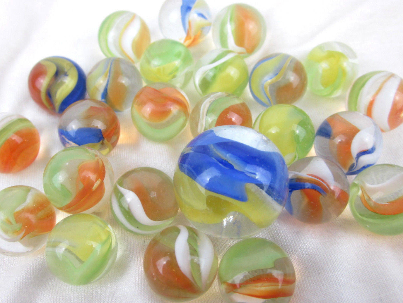 aster-handmade-art-glass-collector-marble-22mm-glow-in-the-dark